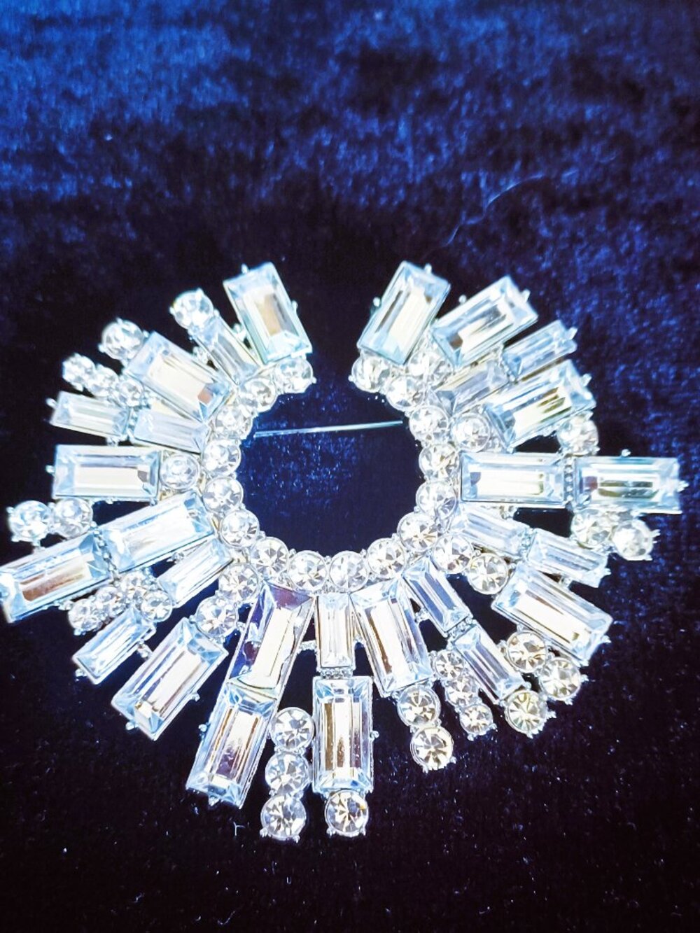 Stunning Rhinestone Round Brooch